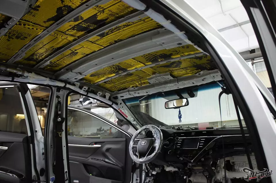 Toyota Camry. Комплексная шумоизоляция салона и полная замена штатной акустики с коробом стелс.